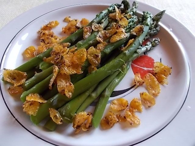 Szparagi z chrupiącą okrasą