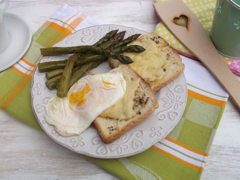Szparagi z grzankami i jajkiem sadzonym