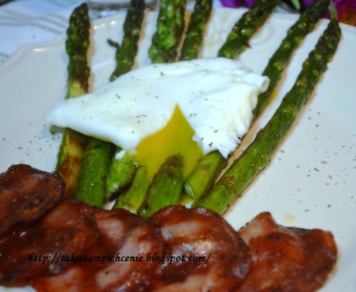 Szparagi z jajkiem i chipsami z kindziuka