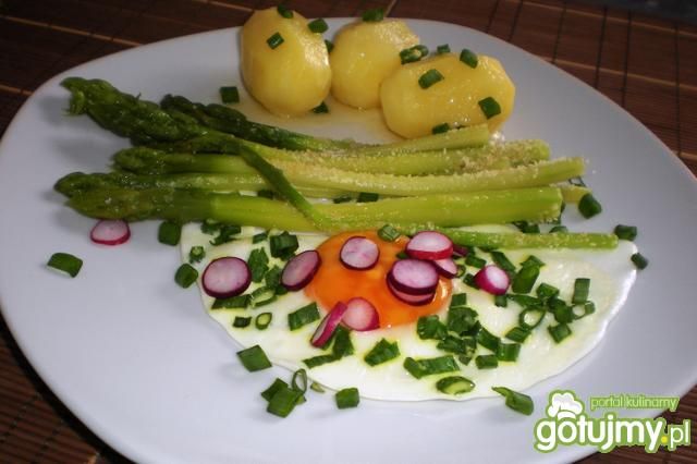 Szparagi z jajkiem i młodymi ziemniakami