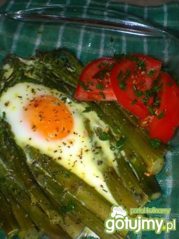 Szparagi z jajkiem sadzonym Szparagi z jajkiem sadzonym