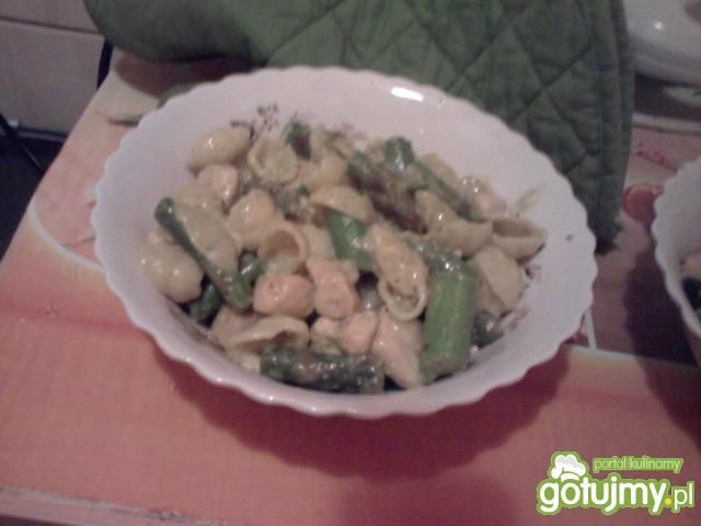 Szparagi z makaronem i kurczakiem