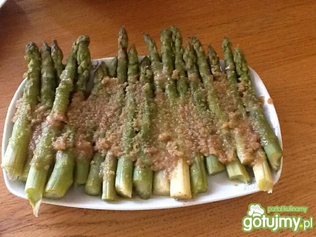 Szparagi z masełkiem i bułką tartą