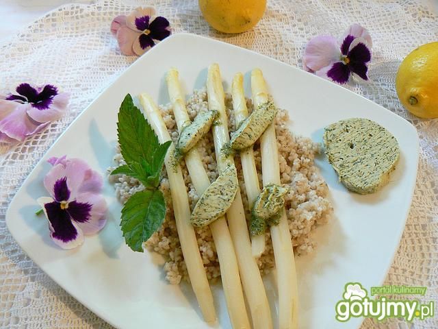 Szparagi z masłem miętowym