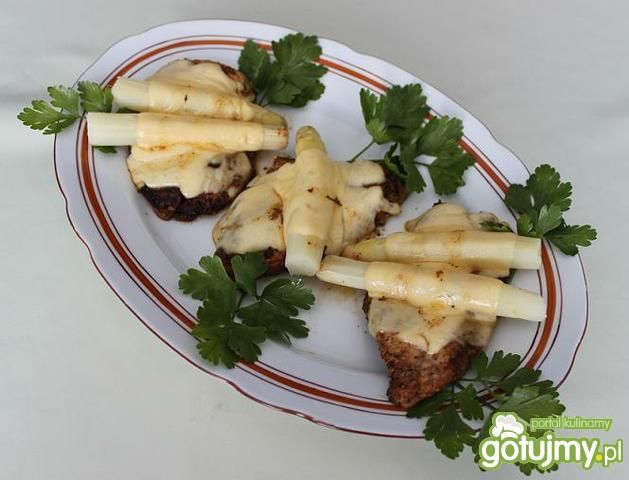 Szparagi z mięsem pod kołderką serową