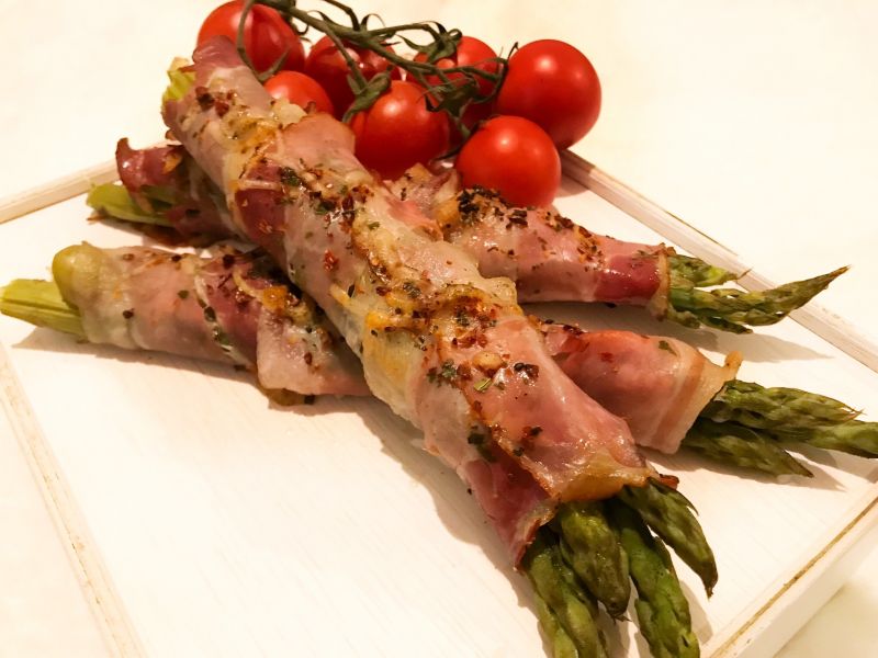 Szparagi z oliwkami i szynką szwarcwaldzką 