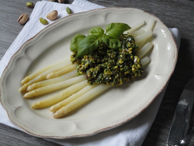 Szparagi z pistacjowym pesto