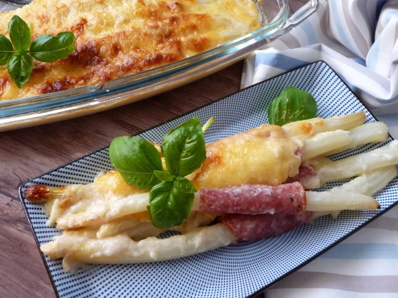 Szparagi z salami zapiekane pod beszamelem 