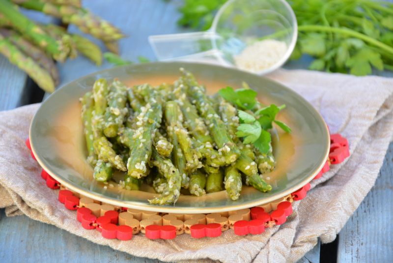 Szparagi z sezamem i cytryną