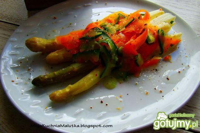 Szparagi z smażonym warzywnym makaronem 