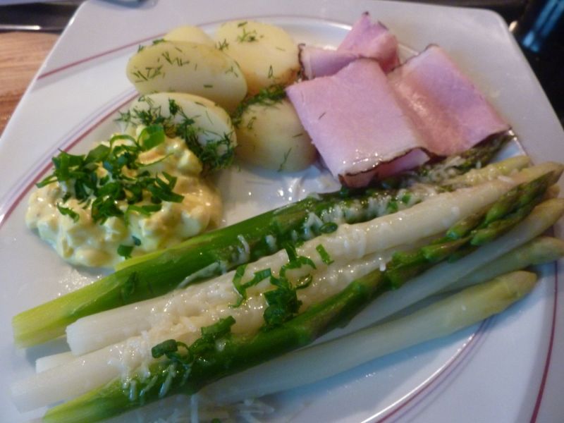Szparagi z sosem jajecznym, szynką i ziemniakami