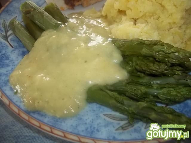 Szparagi z sosem serowym