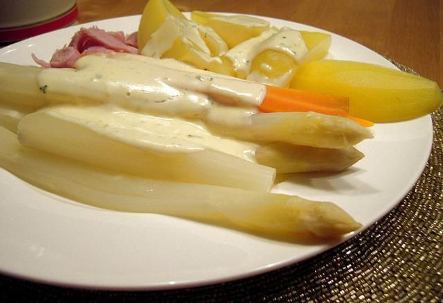 Szparagi z szynka i sosem holenderskim