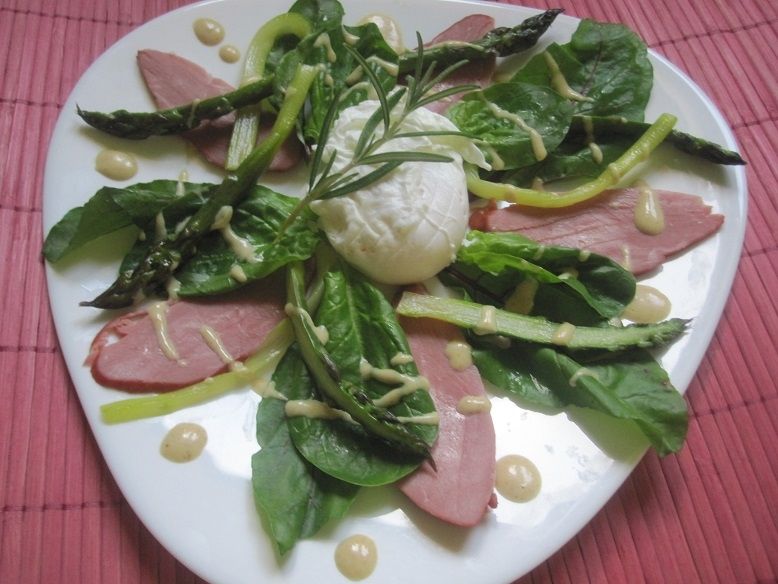 Szparagi z wędzoną kaczką i jajkiem poszetowym
