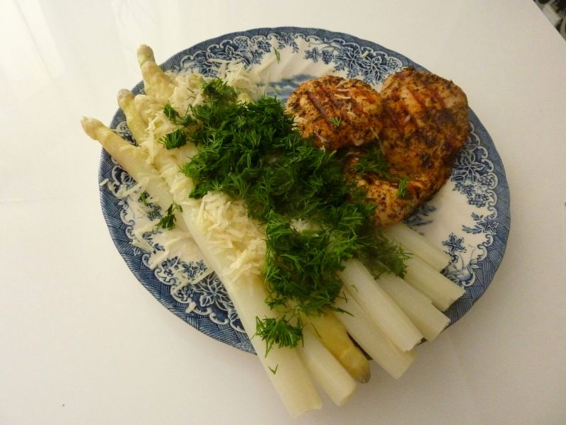 Szparagi z wody z grillowaną piersią kurczaka