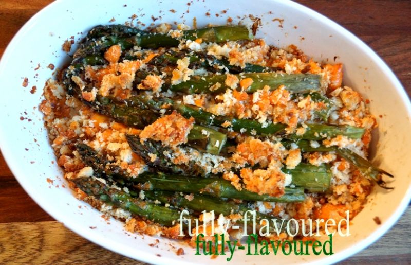 Szparagi zapiekane pod kruszonką z mimolette 