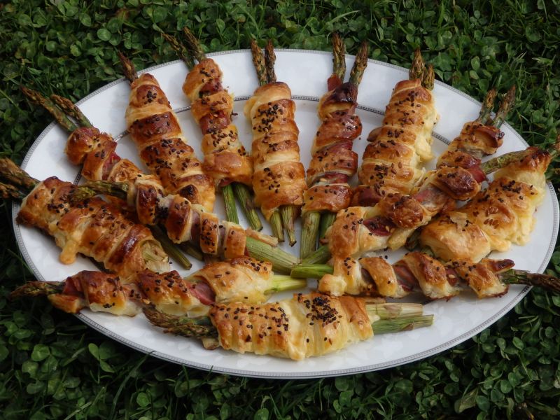 Szparagi zapiekane w cieście francuskim