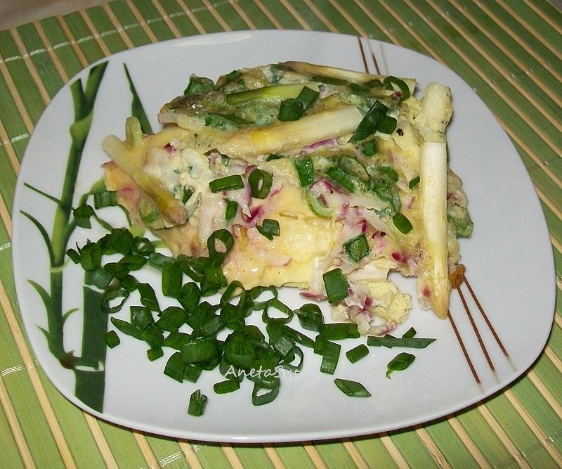 Szparagi zapiekane w jajecznicy