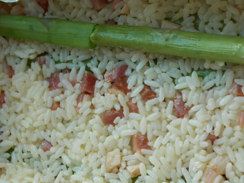 Szparagi zapiekane w ryżu z boczkiem