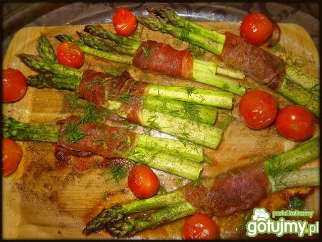 Szparagi zapiekane w szynce