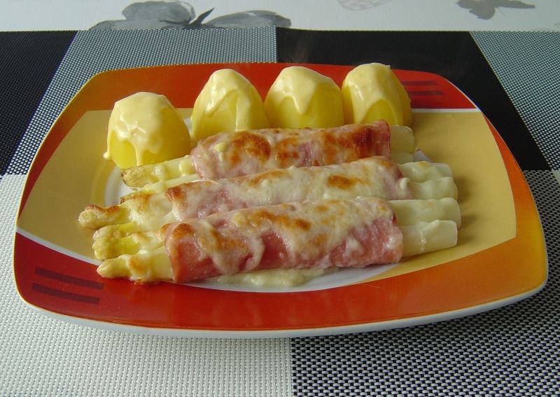 Szparagi zapiekane w szynce i serze Szparagi zapiekane w szynce i serze