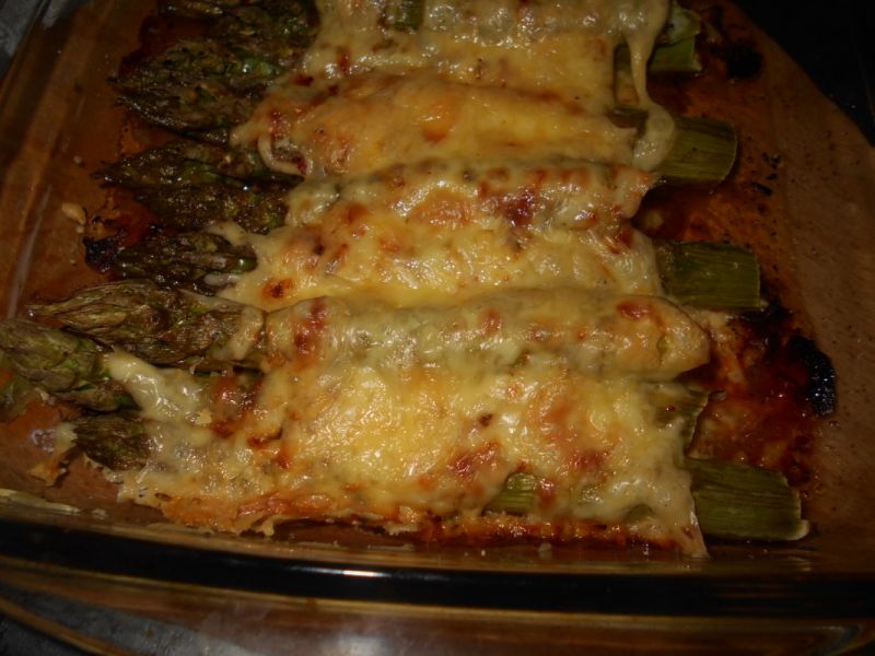 Szparagi zapiekane z serem