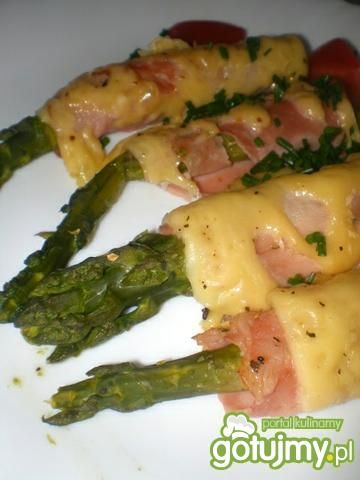 Szparagi zapiekane z szynką i serem