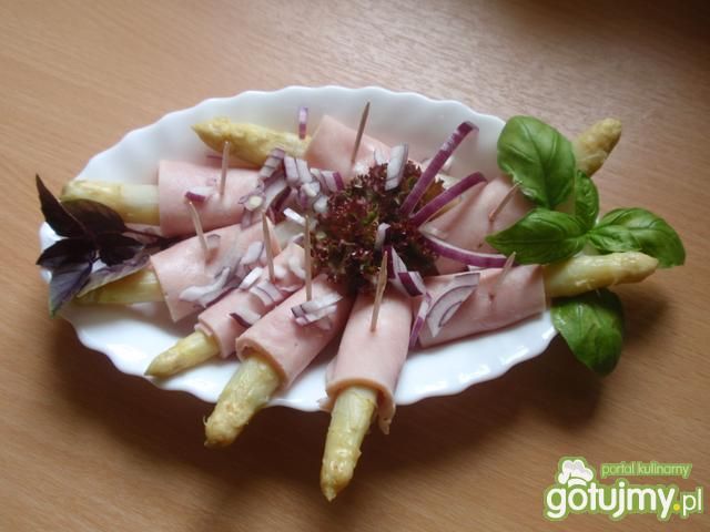 Szparagi zawijane w szynce konserwowej