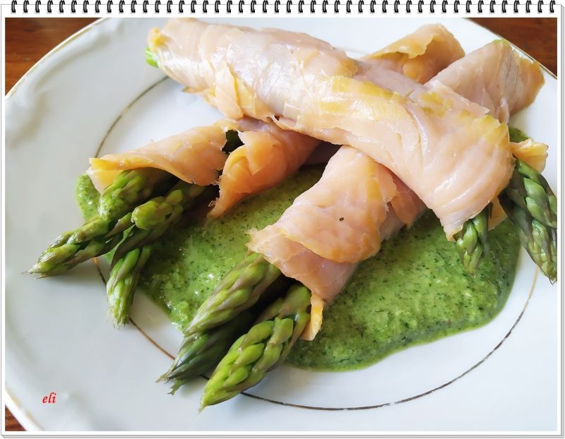 Szparagi zielone Eli w płaszczyku z łososia