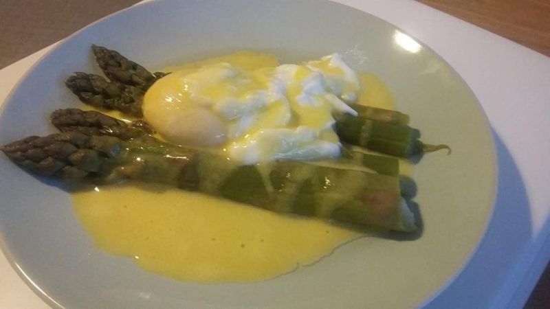 Szparagi zielone na parze z jajkiem w koszulce