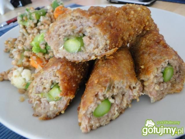 Szparagowe roladki z mięsem mielonym