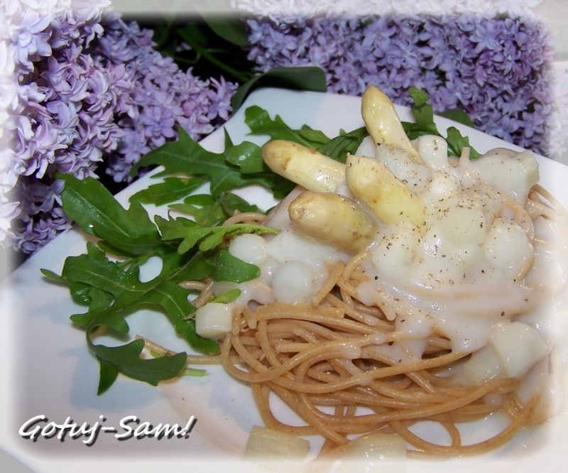 Szparagowe spaghetti pełnoziarniste