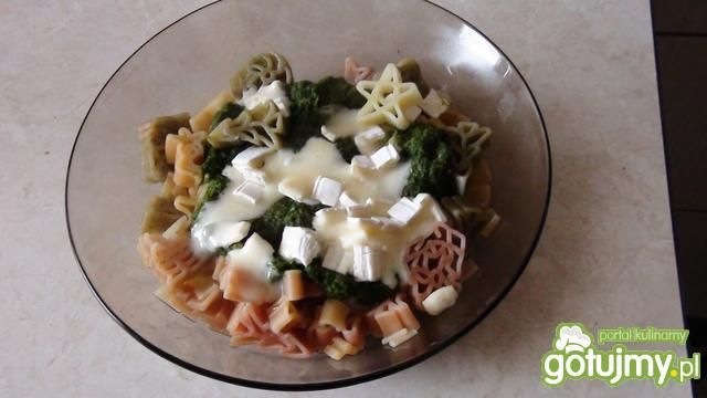 Szpinak i makaronem z kołdrą camembert Szpinak i makaronem z kołdrą camembert