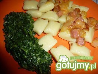 Szpinak, kopytka i kiełbasa Szpinak, kopytka i kiełbasa