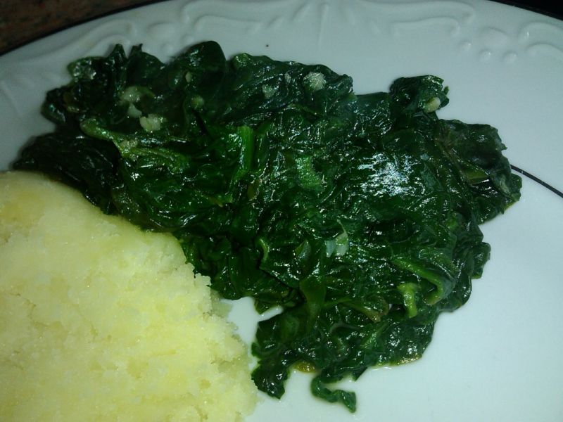 Szpinak na maśle z czosnkiem niedźwiedzim