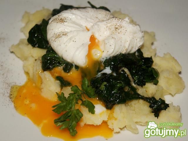 Szpinak na  maśle z jajkiem w koszulce