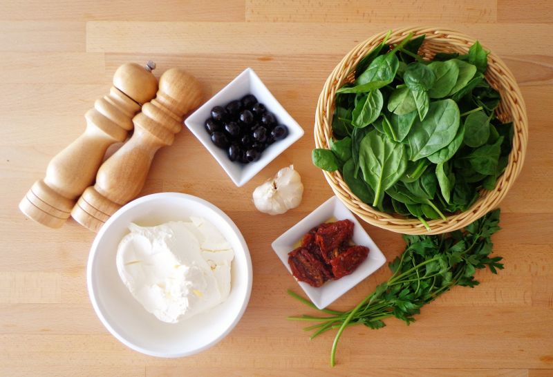 Szpinak nadziewany serkiem i suszonymi pomidorami Szpinak nadziewany serkiem i suszonymi pomidorami