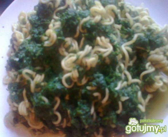 Szpinak z chińskim makaronem   Szpinak z chińskim makaronem