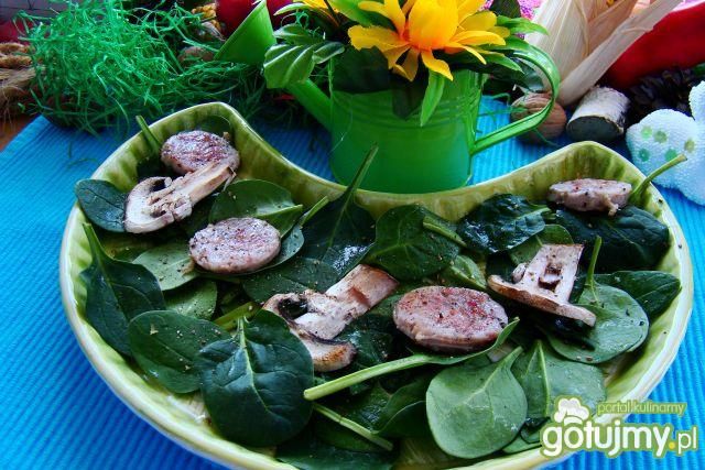 Szpinak z grillowaną białą kiełbasą  Szpinak z grillowaną białą kiełbasą