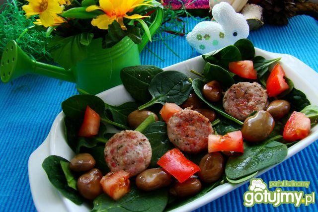 Szpinak z grillowaną kiełbasą i bobem  Szpinak z grillowaną kiełbasą i bobem