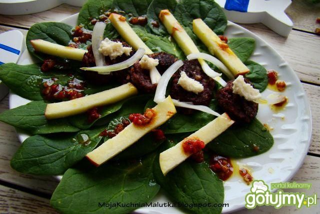 Szpinak z kaszanka i sosem z chilli 