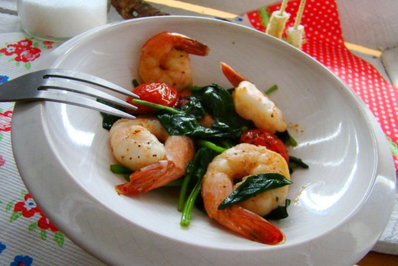 Szpinak z krewetkami i pomidorkami konfitowanymi