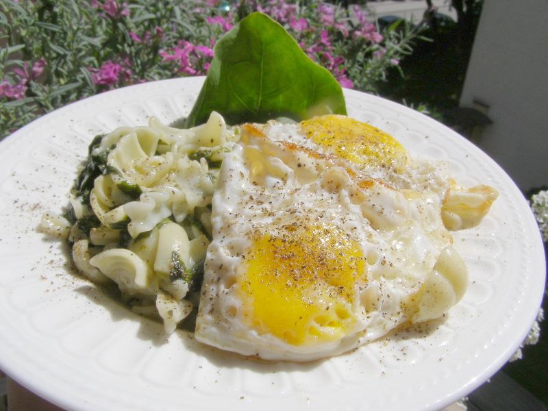 Szpinak z makaronem i sadzonym jajkiem