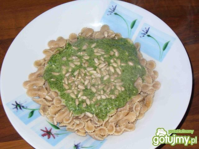 Szpinak z makaronem i słonecznikiem Szpinak z makaronem i słonecznikiem