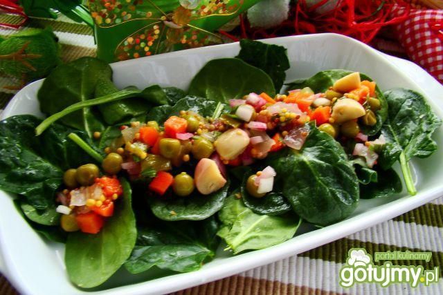 Szpinak z sałatką marynowaną  Szpinak z sałatką marynowaną