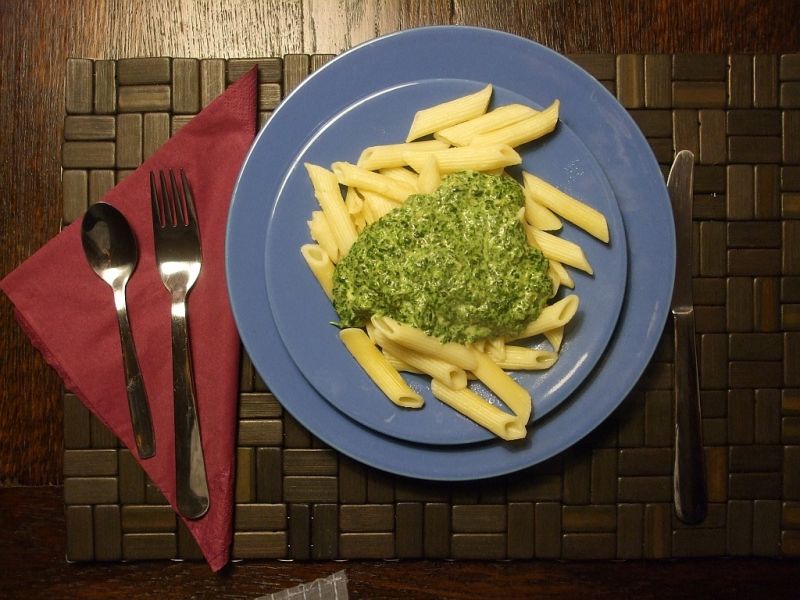 Szpinak z serem pleśniowym na makaronie