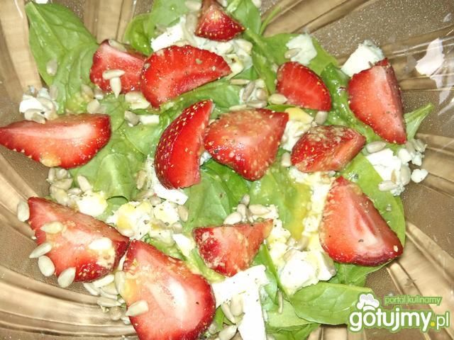 Szpinak z truskawką i serem blue