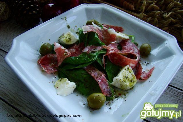Szpinak z włoskim salami i mozzarella