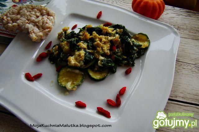 Szpinakowa jajecznica z cukinią 
