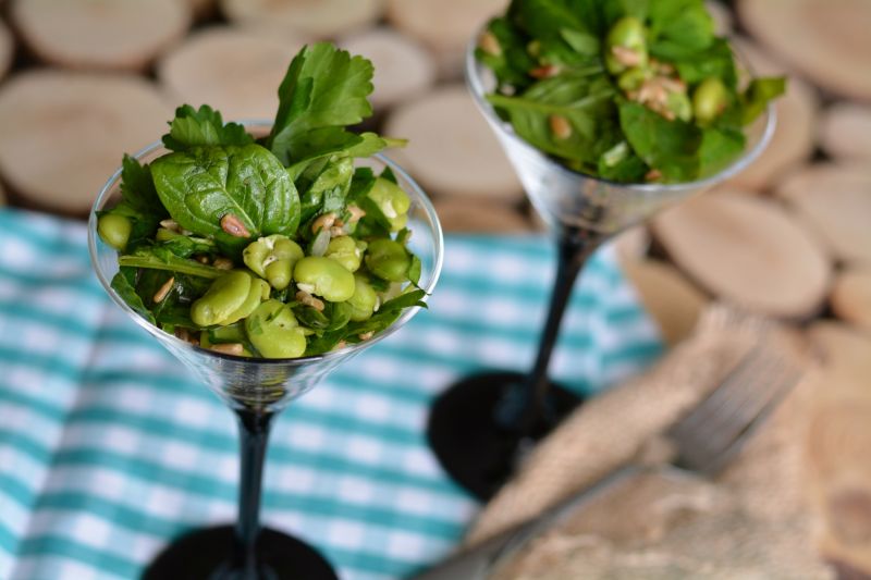 Szpinakowa sałatka z bobem